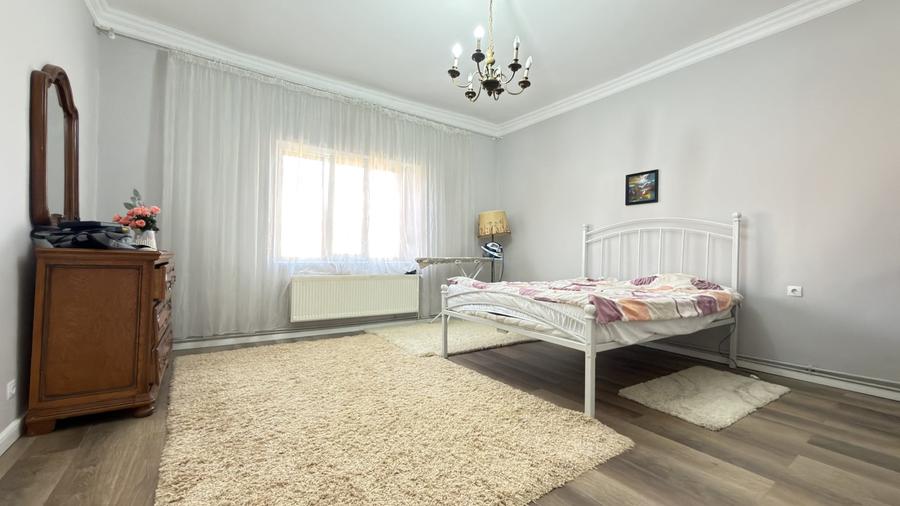 Casă individuală cu 7 camere cu Canalizare în Girocului