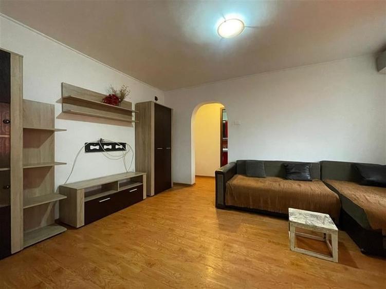 Apartament cu 3 camere semidecomandat, mobilat în Spitalului
