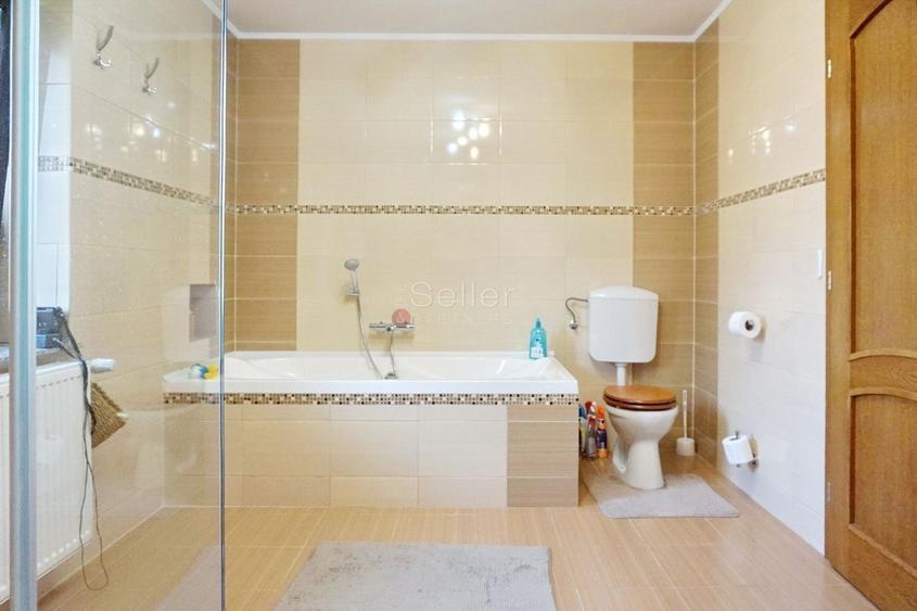 Casă individuală cu 7 camere cu Canalizare în Cristian