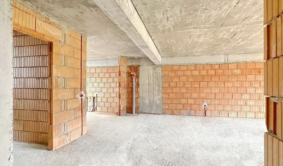 Apartament cu 3 camere decomandat în Noua