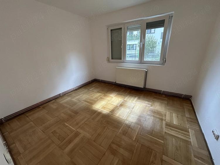 Apartament cu 3 camere semidecomandat în Romanilor