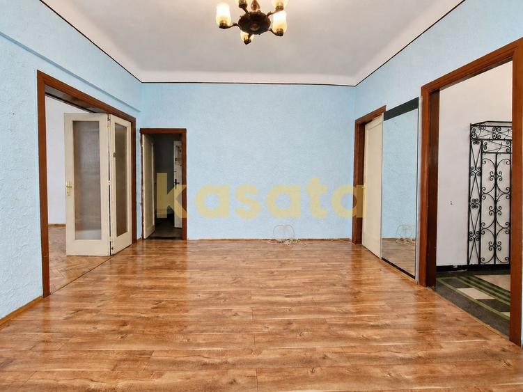 Apartament cu 4 camere semidecomandat în P-ța Romană
