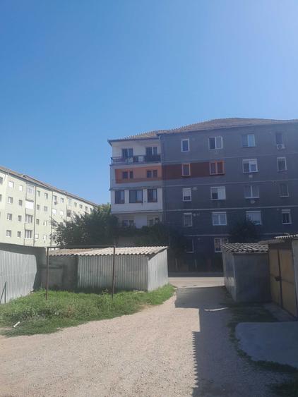 Apartament cu 3 camere decomandat în Vitrometan
