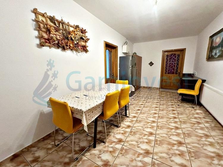 Casă individuală cu 11 camere cu Canalizare în Nufărul