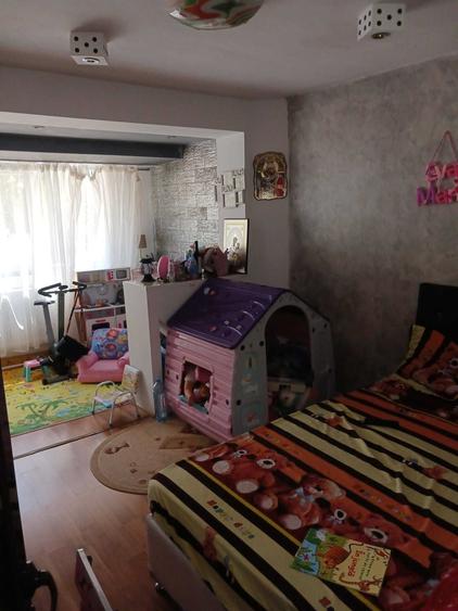 Apartament cu 4 camere semidecomandat în Micro 16