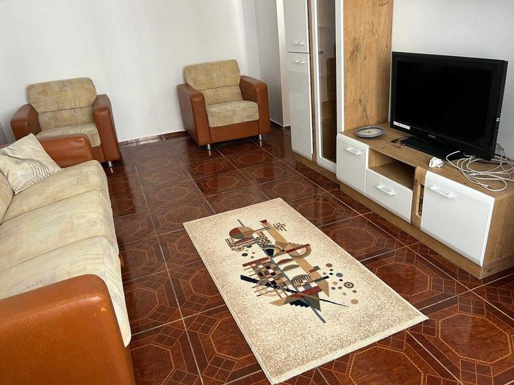 Apartament cu 3 camere semidecomandat în Iancului