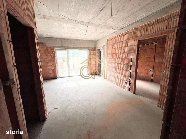 Apartament cu 5 camere decomandat în Cristian