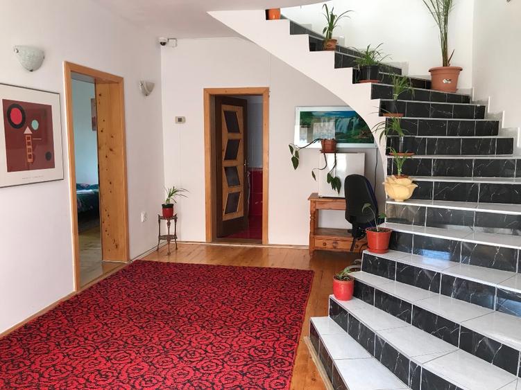 Casă individuală cu 5 camere cu Teren 350 Mp în Central