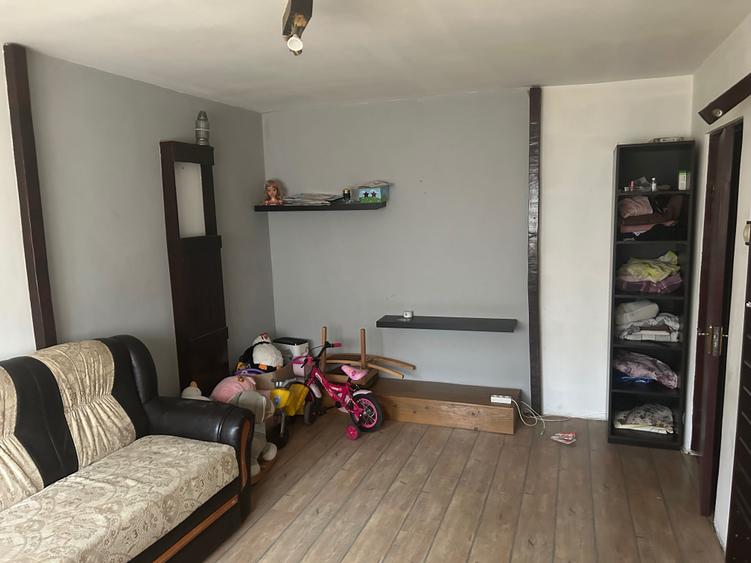 Apartament cu 3 camere decomandat în Craiovița Nouă