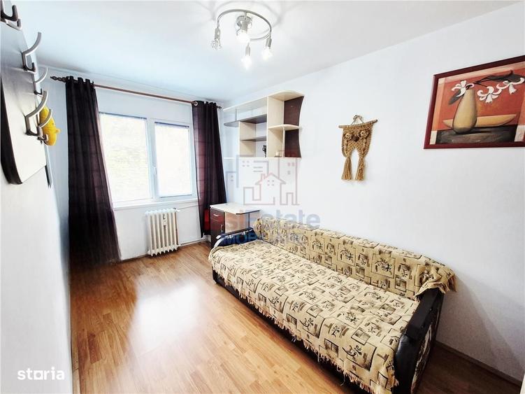 Apartament cu 3 camere în Podu Roș
