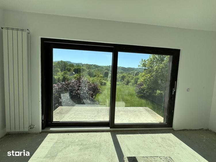 Casă cu 6 camere cu Teren 2147 Mp în Cetățeni