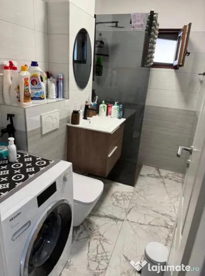 Apartament cu 3 camere decomandat în Astra