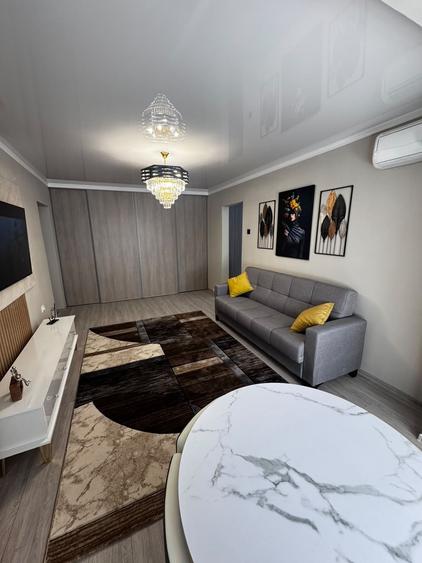 Apartament cu 3 camere semidecomandat, mobilat în Republicii