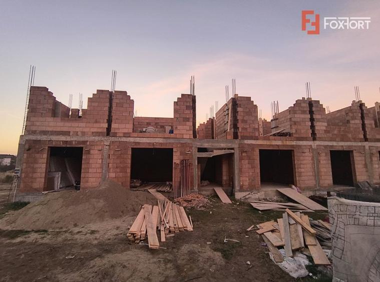 Apartament cu 4 camere decomandat în Plopi