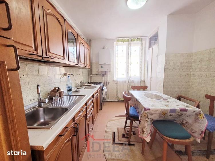 Apartament cu 4 camere decomandat în Central