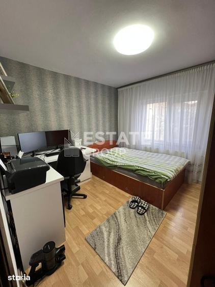 Apartament cu 3 camere semidecomandat în Aradului