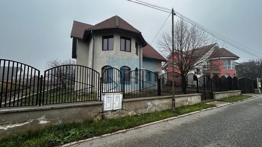 Casă cu 6 camere cu Canalizare în