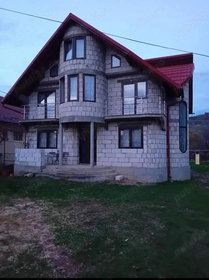 Casă cu 5 camere cu Teren 800 Mp în Bogdan Vodă