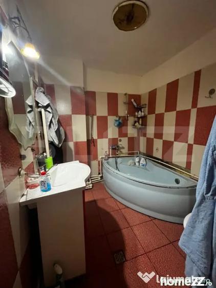 Apartament cu 4 camere semidecomandat în Central