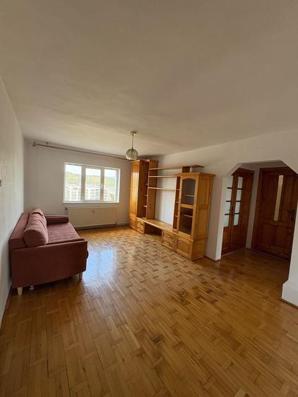Apartament cu 3 camere decomandat în Florești