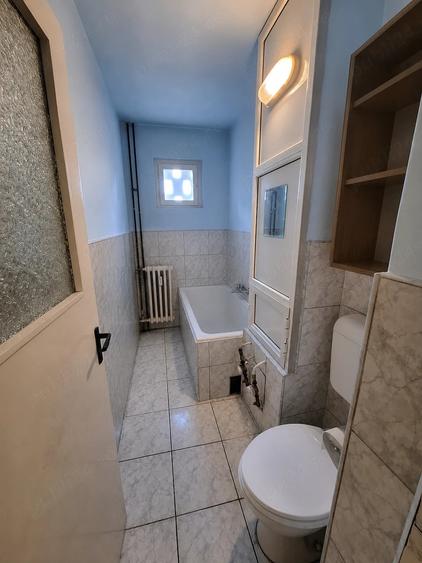 Apartament cu 3 camere semidecomandat, mobilat în Dacia