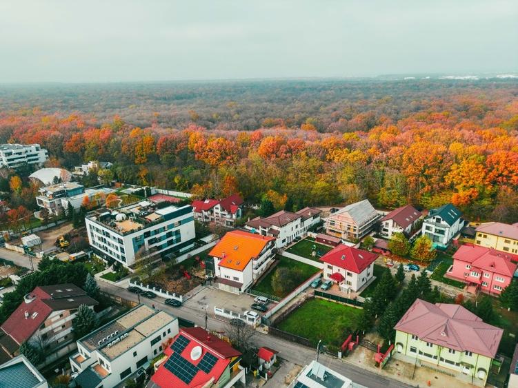 Casă individuală cu 10 camere cu Teren 1775 Mp în Central