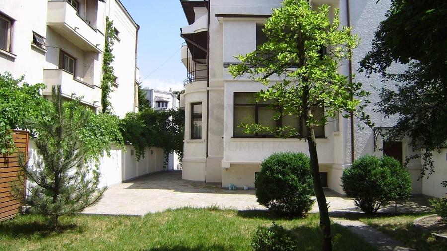 Apartament cu 5 camere decomandat în Capitale