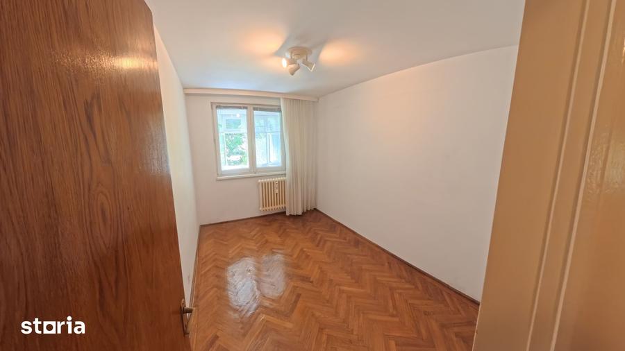 Apartament cu 3 camere semidecomandat în Titan