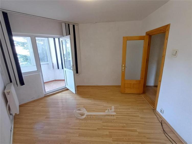 Apartament cu 3 camere decomandat în Nicolina
