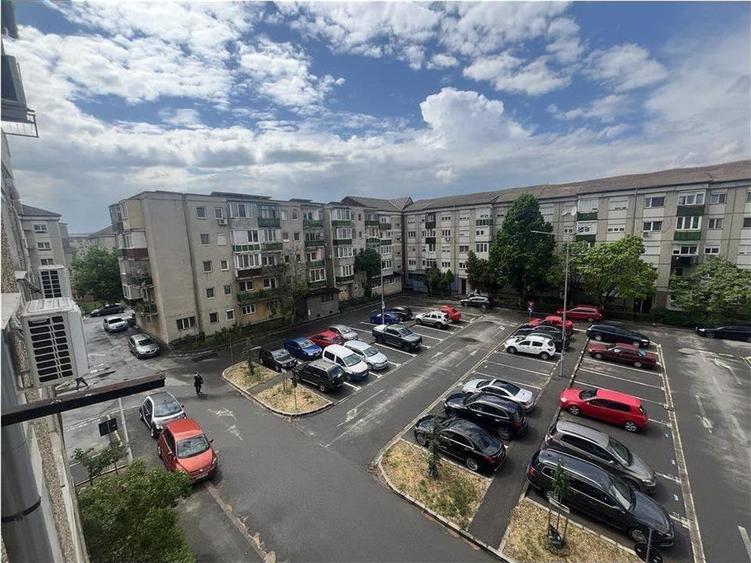 Apartament cu 3 camere decomandat în Nufărul