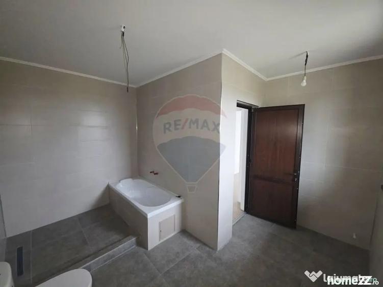 Casă cu 4 camere cu Teren 6110 Mp în Girov