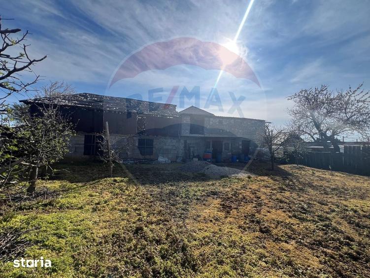 Casă cu 6 camere cu Teren 700 Mp în Străoane