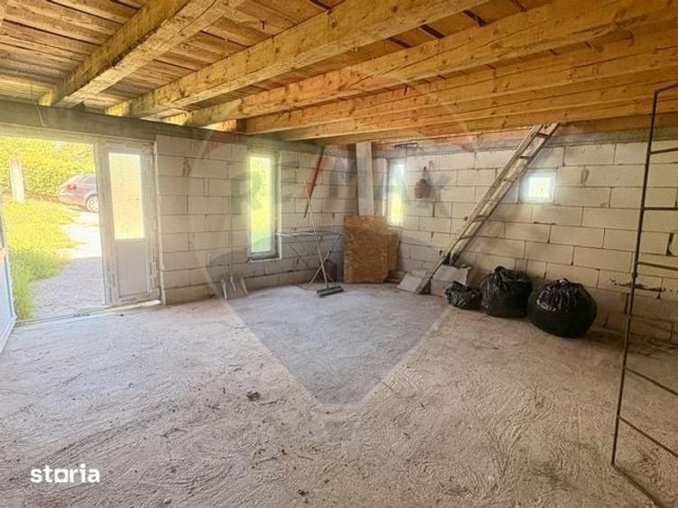 Casă cu 2 camere cu Teren 2744 Mp în Desești