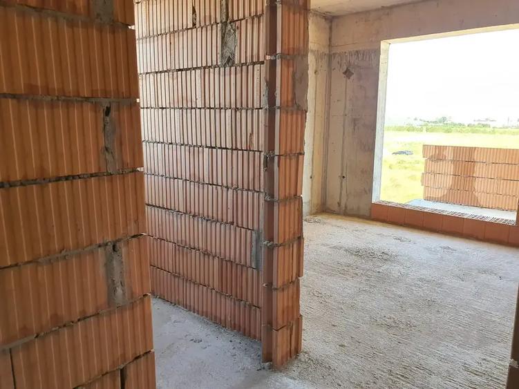 Apartament cu 2 camere decomandat în Titan