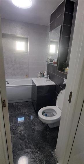 Apartament cu 3 camere decomandat în Nicolina