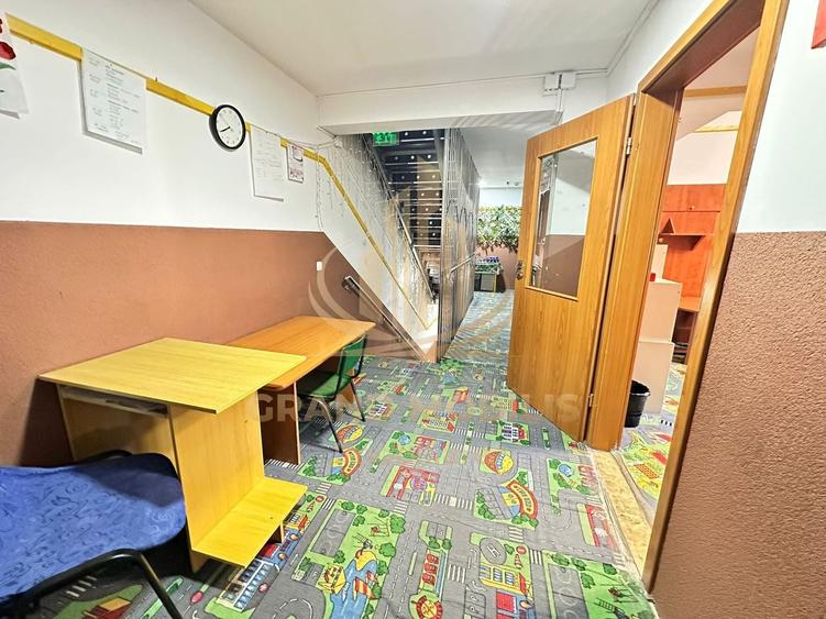 Casă individuală cu 12 camere cu Piscina în Complex Studențesc