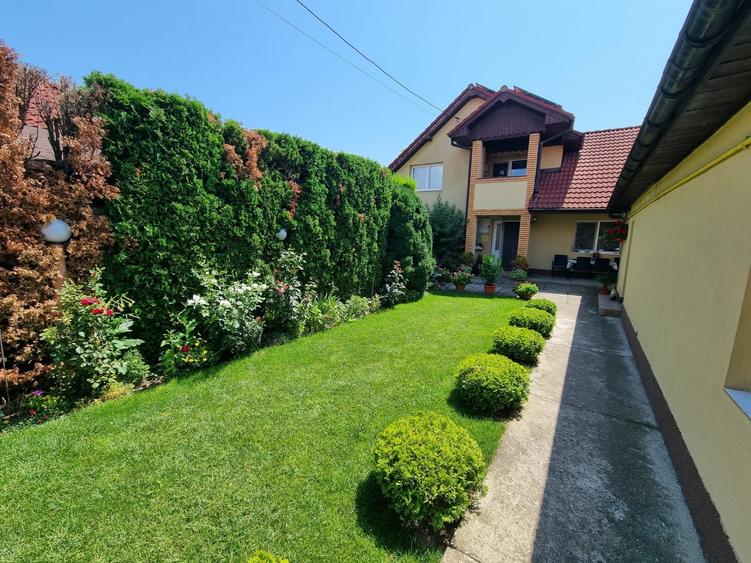 Casă individuală cu 6 camere cu Teren 715 Mp în Cetate