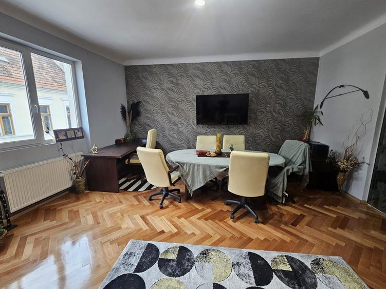 Apartament cu 3 camere semidecomandat, mobilat în Central