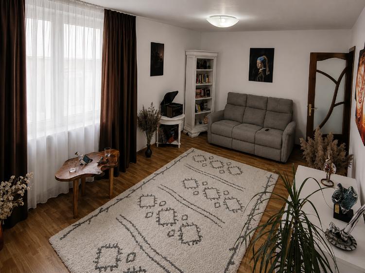 Apartament cu 2 camere semidecomandat, mobilat în Central