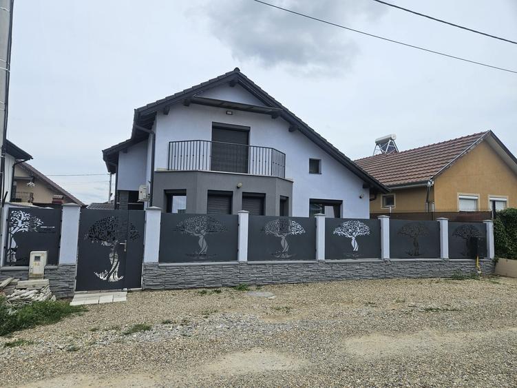 Casă cu 4 camere în Exterior Vest