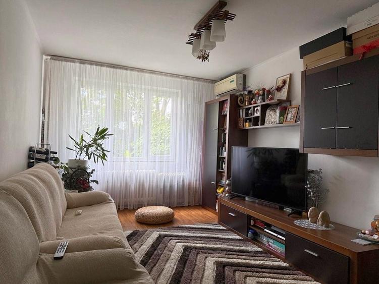 Apartament cu 3 camere decomandat în Titan — fotografia 1