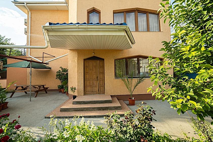 Casă cu 12 camere cu Canalizare în Central