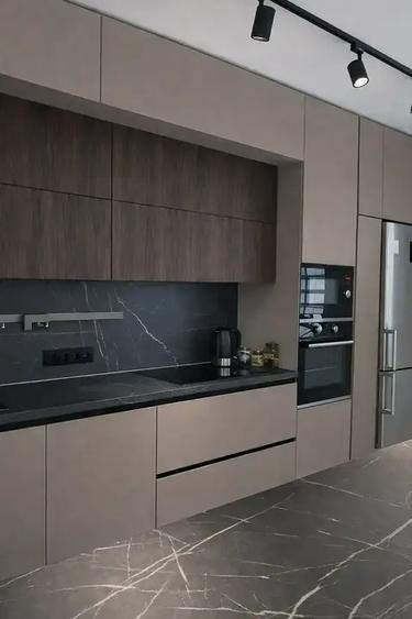 Apartament cu 3 camere decomandat în Titan