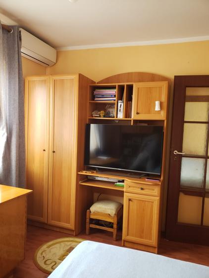 Apartament cu 3 camere decomandat, mobilat în Poarta 6
