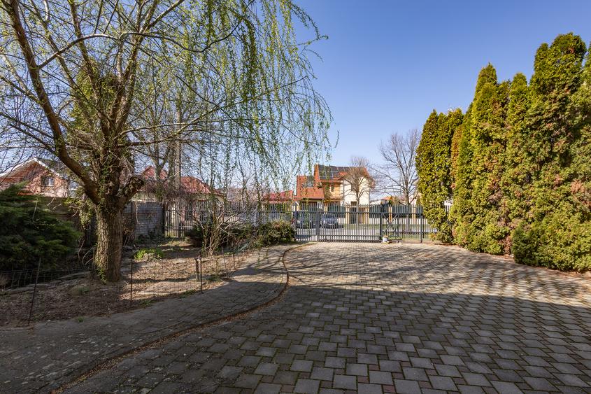 Casă individuală cu 7 camere cu Canalizare în Ronaț
