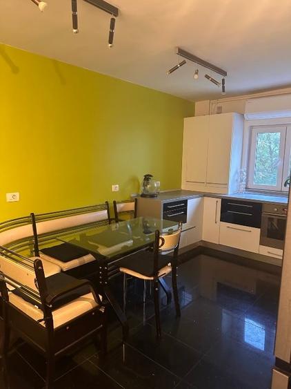Apartament cu 3 camere decomandat, mobilat în Lunei