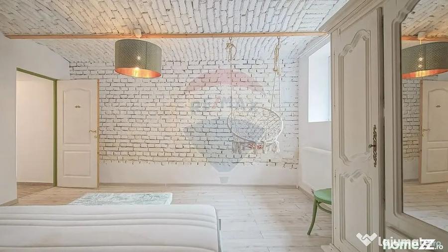 Apartament cu 3 camere semidecomandat în Schei