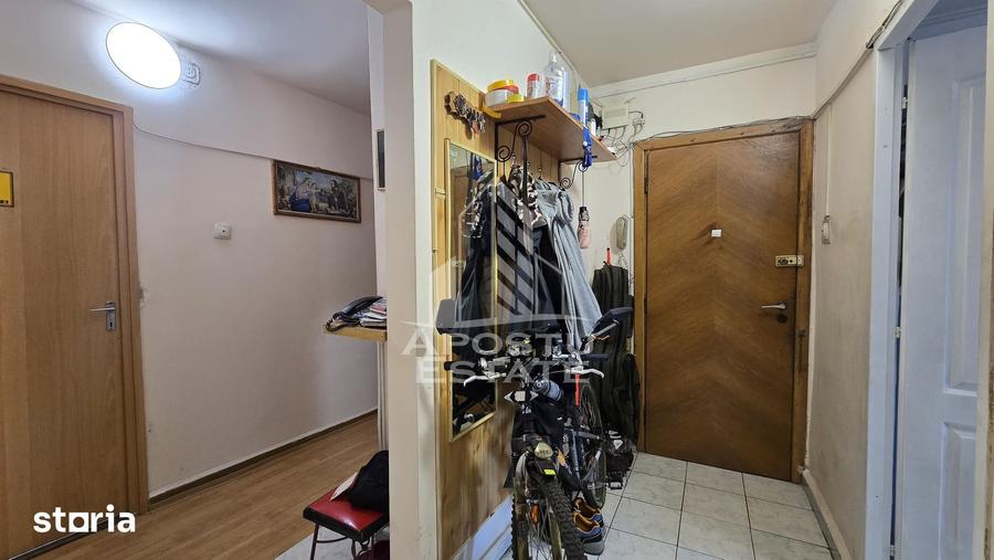 Apartament cu 4 camere semidecomandat, mobilat în Aradului