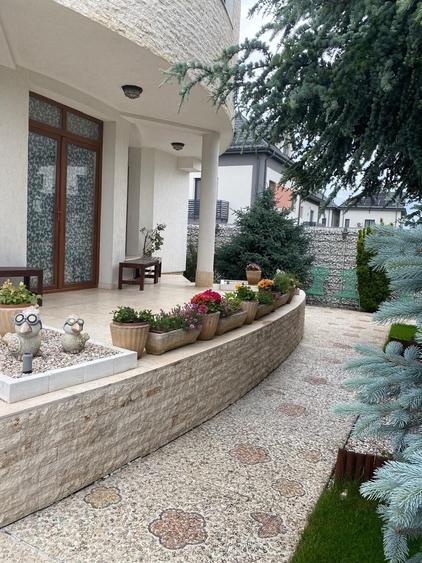 Casă individuală cu 10 camere cu Teren 650 Mp în Otopeni