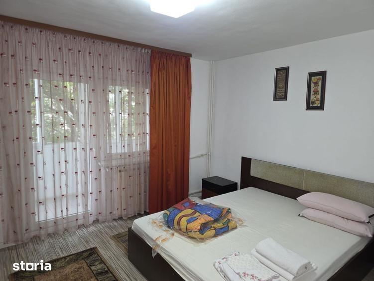 Apartament cu 3 camere decomandat, mobilat în Vitan